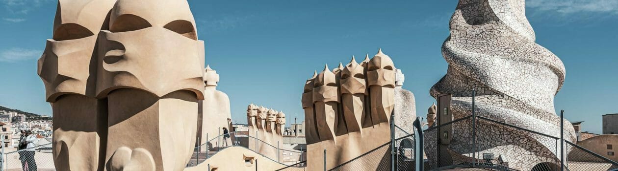 Architekturfotografie vom Dach der Casa Milá in Barcelona von Antoni Gaudi fotografiert vom Architekturfotograf Markus Tiemann. Architekturfotograf - der Blick für urbane Lebensräume, spannende Architektur zeitlos fotografiert.