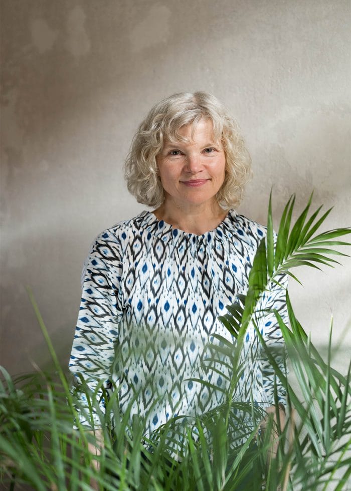 Indoor Porträt mit Heike hinter einer Palme