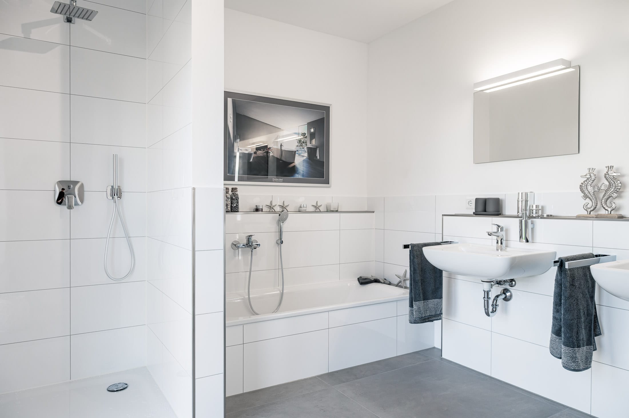 modernes helles Suite-Hotel-Badezimmer mit Badewanne und Dusche