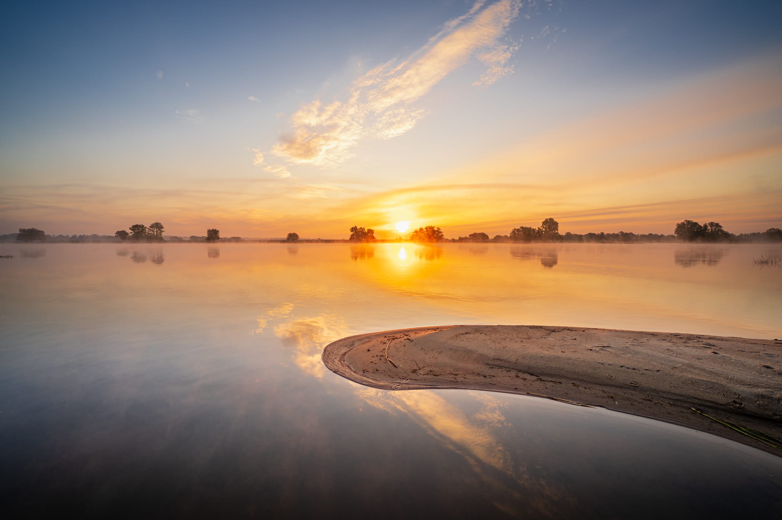 Sonnenaufgang an der Elbe mit Sandbank im Morgennebel – goldenes Licht über der Elbaue, Niedersachsen