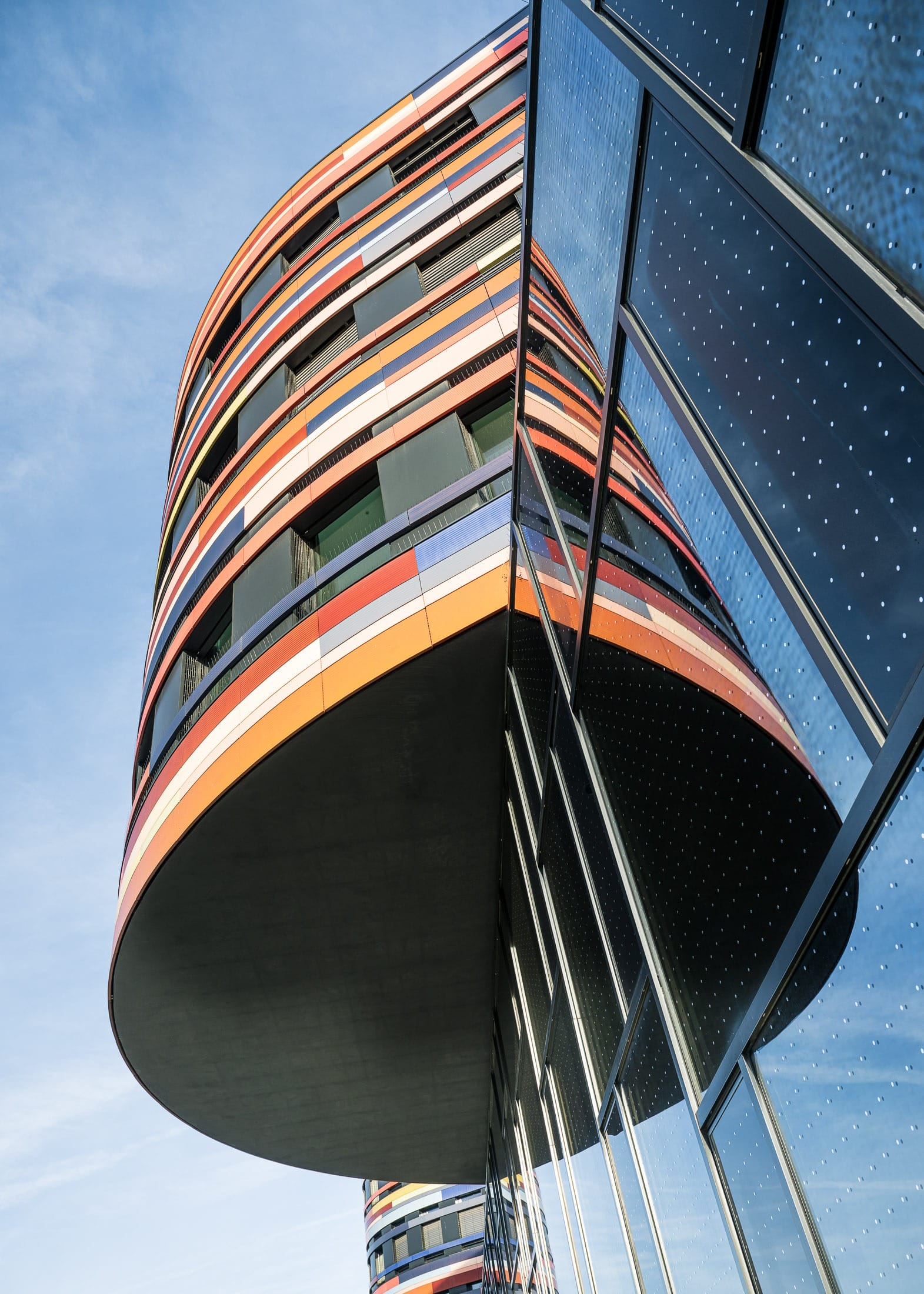 moderne Architekturform aus Glas und farbigen Blenden in Hamburg, Fotografie professioneller Architekturfotograf
