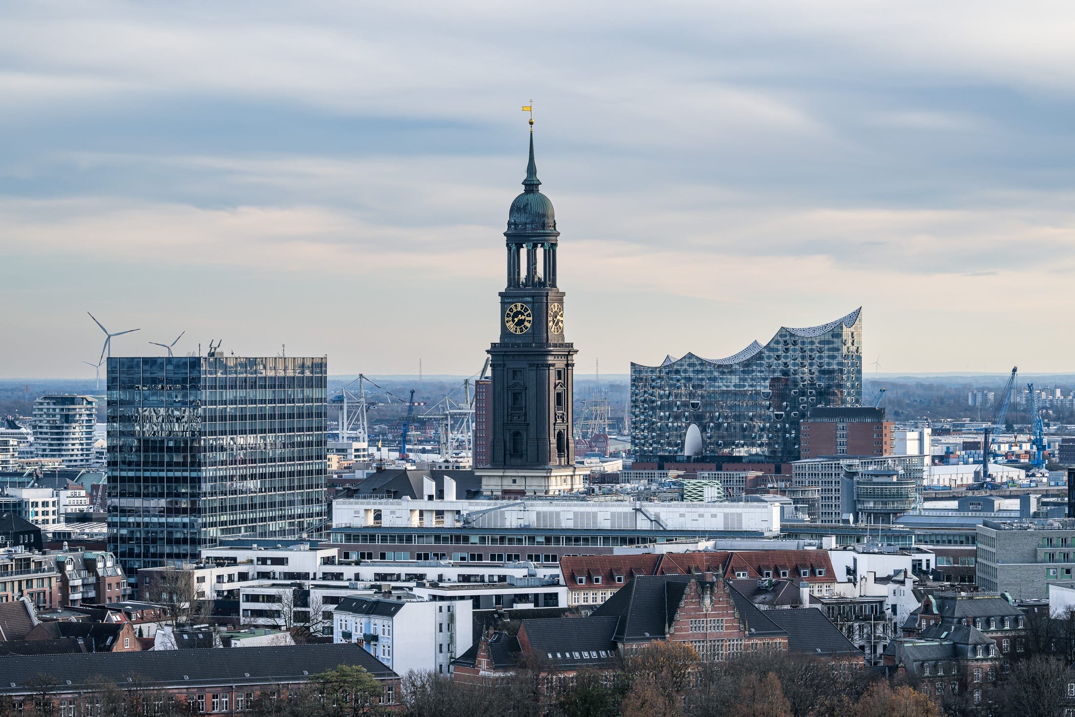 Fernblick auf den Michel und die Hamburger Elbphilharmonie