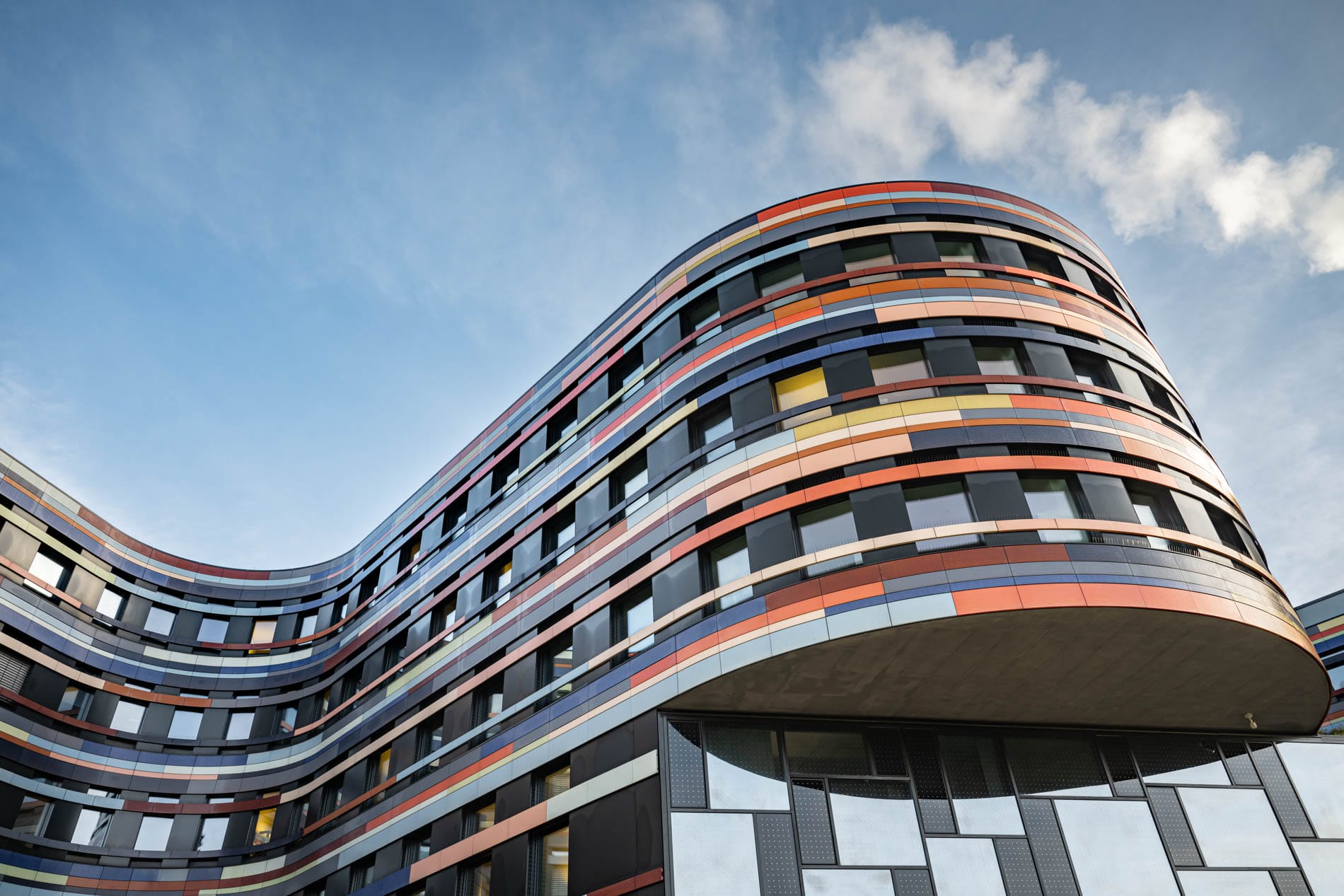 Architekturfotografen interessieren sich für moderne Architekturstrukturen, hier ist es ein Gebäude in Hamburg Harburg, das sich mit seiner farbigen Außenfassade vom Einheitsgrau vieler Gebäude abhebt.