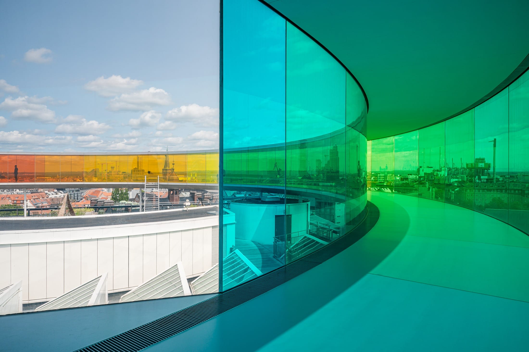 Blick in den Rundgang "Rainbow Panorama" auf dem Dach des Kunstmuseums ARoS. Fotos vom professionellen Architekturfotografen Markus Tiemann