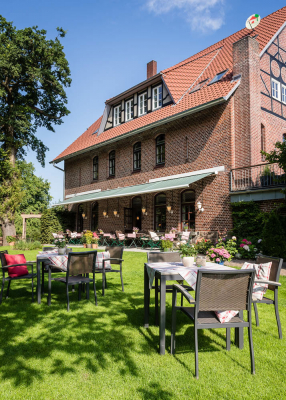 Hotelfotoshooting Sommer Hotelgarten Tische Landhaus Landlust Gastlichkeit Hotelfotograf