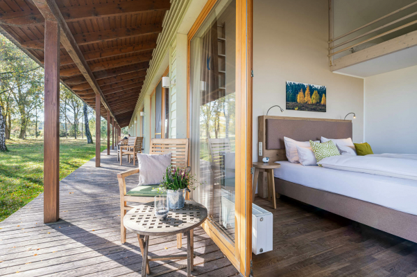 der Natur nahe sein Hotelfotos vom Doppelzimmer mit Ausblick in die Natur im Naturhotel Camp Reinsehlen in der Lüneburger Heide