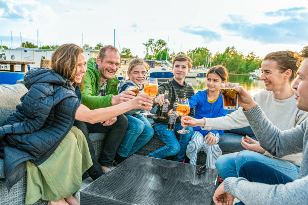 Eine Gruppe von Touristen feiert den Abschluss einer schönen Bootstour mit einem Hausboot.