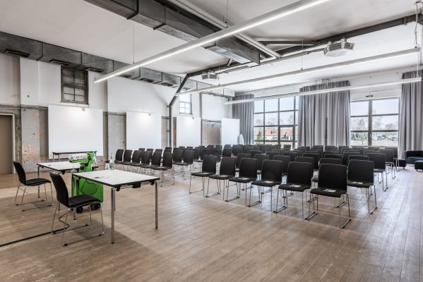 Hotel Camp Reinsehlen Event Raum - Lüneburger Heide großer Eventraum in einer alten Industriehalle mit voller Bestuhlung