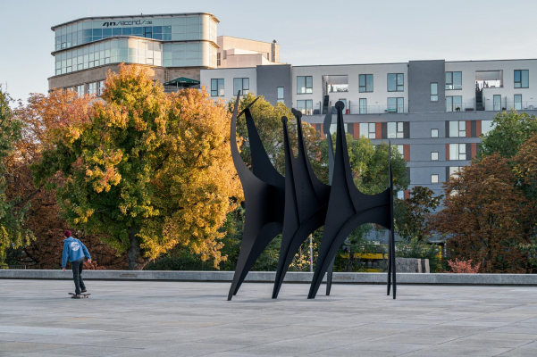 Calder-Skulptur bei der Neuen Nationalgalerie