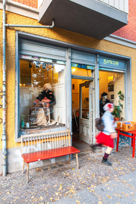 Eine Frau läuft aus einem kleinen Berliner Mode-Laden
