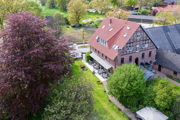 Aussagekräftige Drohnen-Fotos für Ihr Hotel-Unternehmen. Landgasthaus und Hotelgebäude mit grünem Garten aus der Vogelperspektive gesehen.
