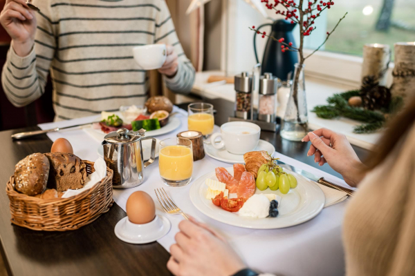 ein schön gedeckter Frühstückstisch im Hotelrestaurant, Hotelfotos