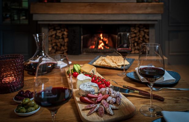 Käse-Wurstplatte mit Rotwein Käse-Wurstplatte mit Rotwein stimmungsvoll angerichtet