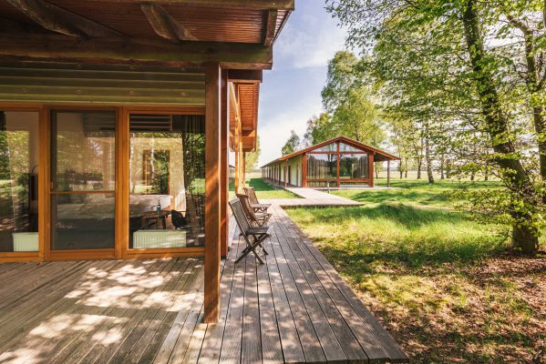 Naturhotel Camp Reinsehlen - Außengelände Außengelände des Naturhotels Camp Reinsehlen, die Hotelgebäude sind im wesentlichen aus Holz und Glas gebaut. Durch die Bauweise integrieren sich die Gebäude optimal in die Landschaft der Lüneburger Heide ein.
