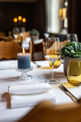 Aussagekräftige Fotos für Ihr Hotel-Unternehmen. Stillleben von einem gedeckten Tisch.