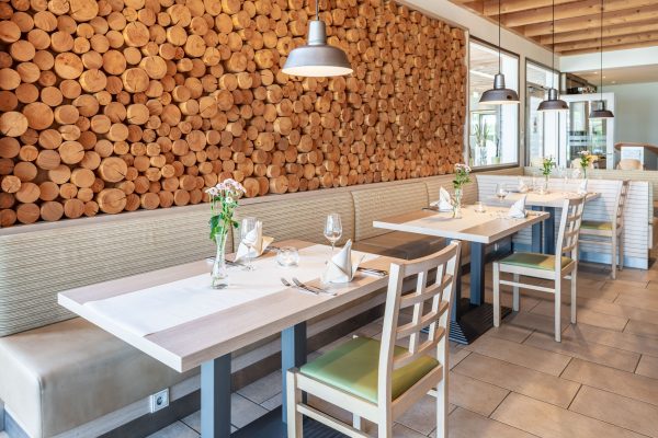 Sitzgruppe Restaurant Sitzgruppe im Restaurant mit stylischer Holzrückwand