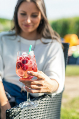 Aussagekräftige Fotos für Ihr Unternehmen im Tourismusbereich. Frau mit einem Sommer-Cocktail