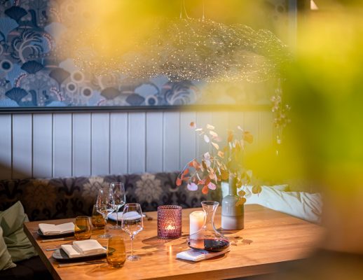 stimmungsvoller Dinnertisch gedeckter Tisch im stimmungsvollen Licht