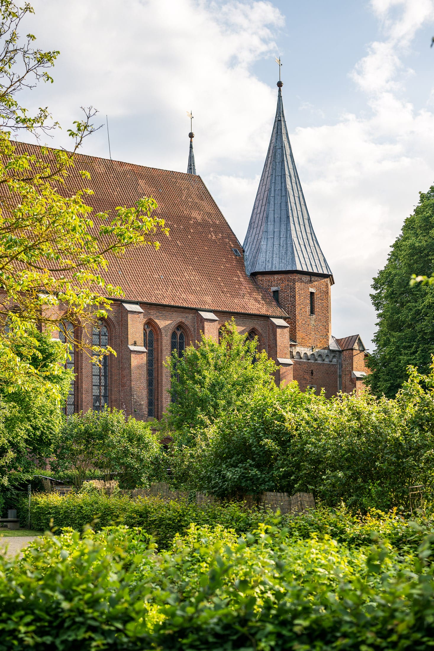 Der Dom von Bardowick, in der Nähe von Lüneburg, hat eine lange Geschichte. Er steht pittoresk im alten Zentrum von Bardowick.