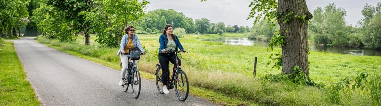 zwei Fahrradfahrerin fahren den Aller-Leine-Radwanderweg entlang