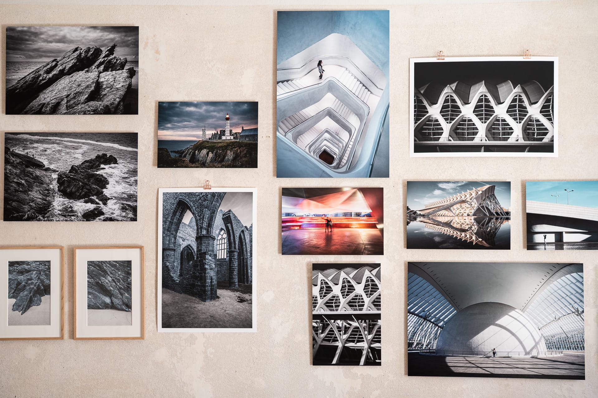 Eine Wand mit vielen unterschiedlichen künstlerischen Fotografien