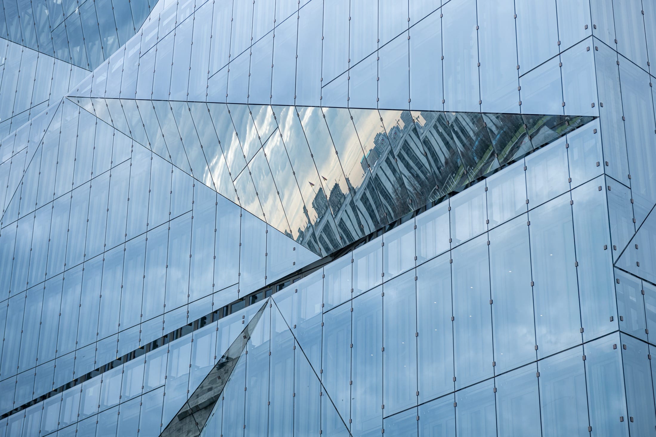 blaue Glasfassade Berlin mit Spiegelung der Reichstagsgebäude - Architekturfotograf für Berlin