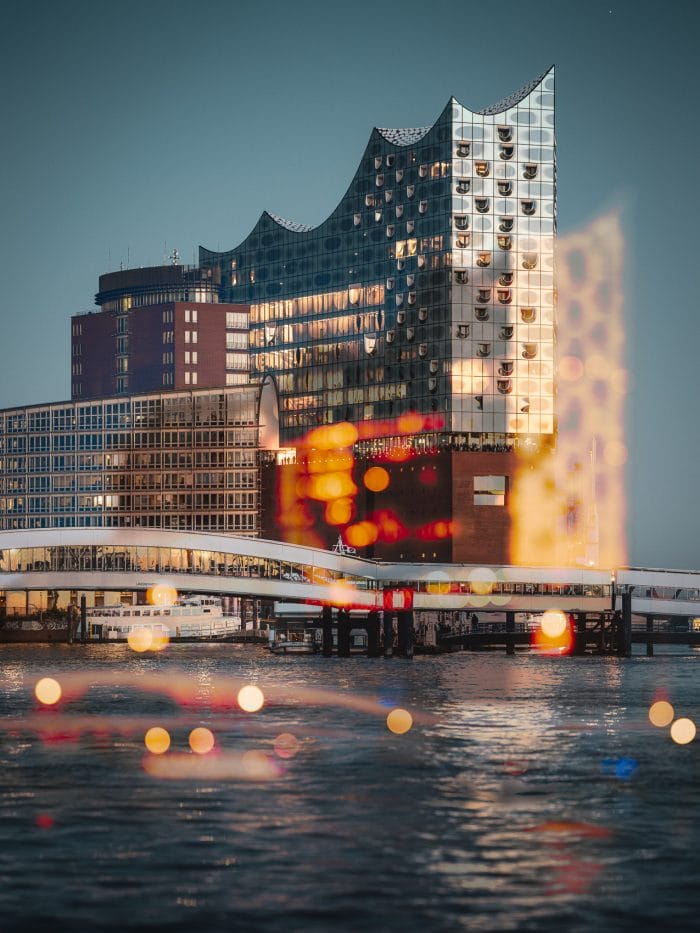 die Hamburger Elbphilharmonie im Abendlicht - Doppelbelichtung