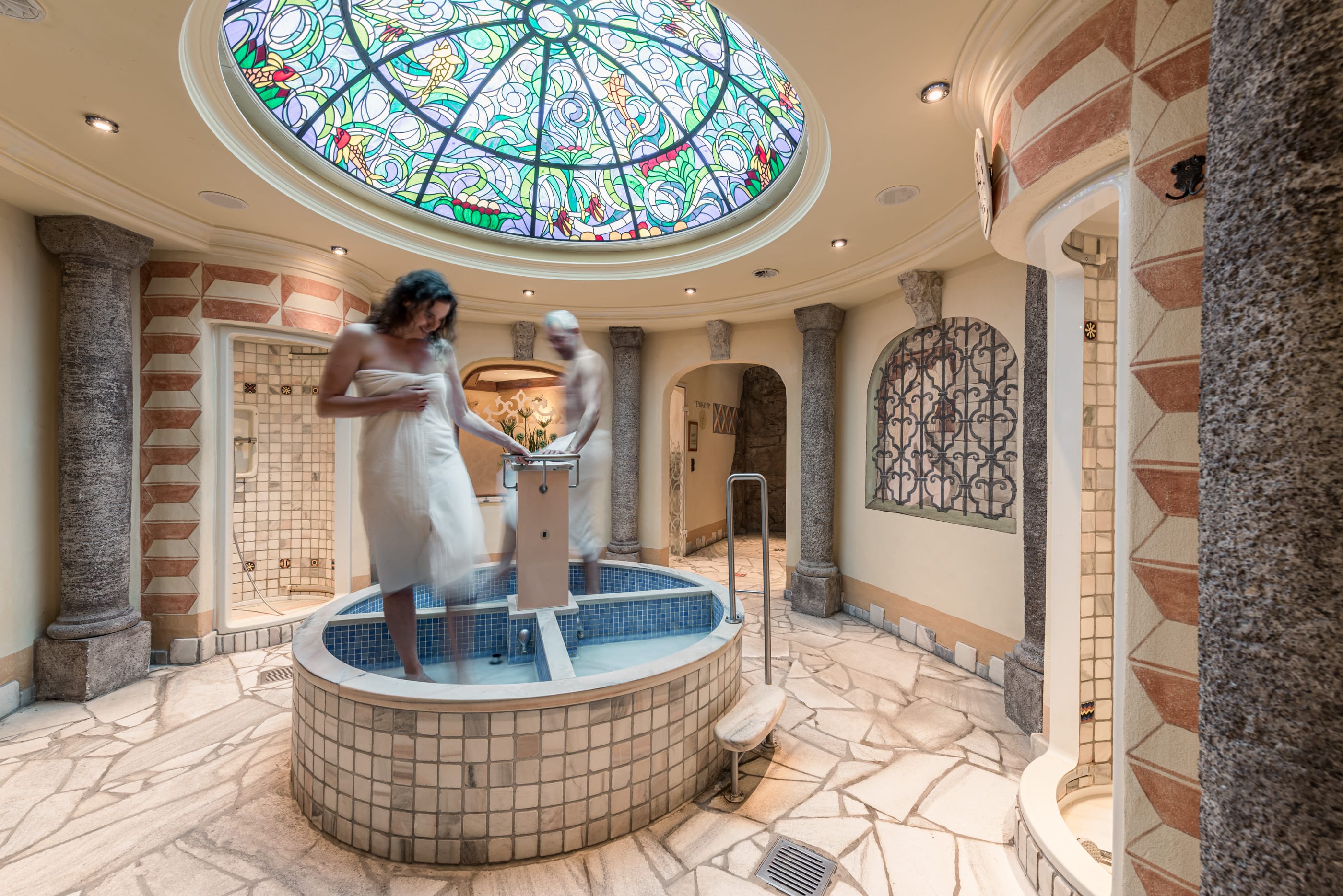 Wassertreten nach der Sauna im Burghotel Dinklage, wunderschöner Wellnessbereich mit Säulen, kunstvollem Oberlicht und Wassertretbecken