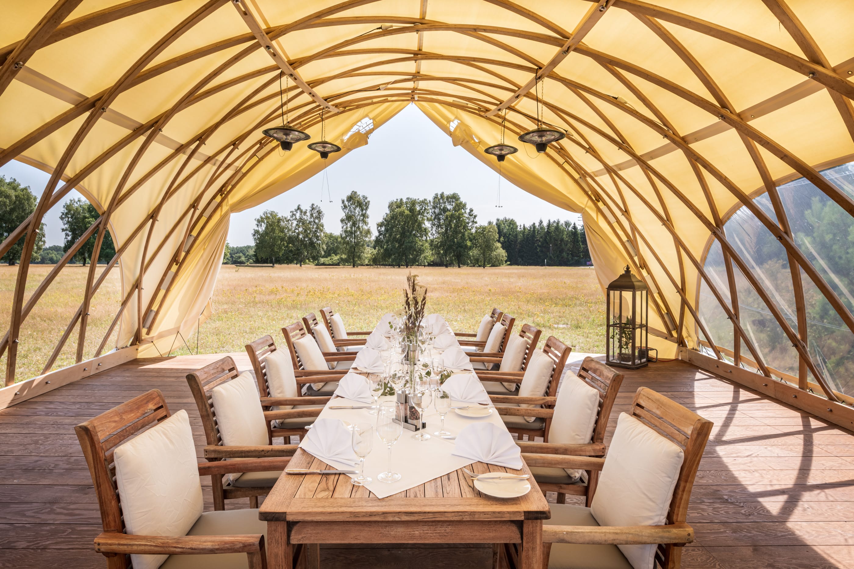 sommerliches Festzelt mir gedeckter Festtafel im Hotelcamp Reinsehlen