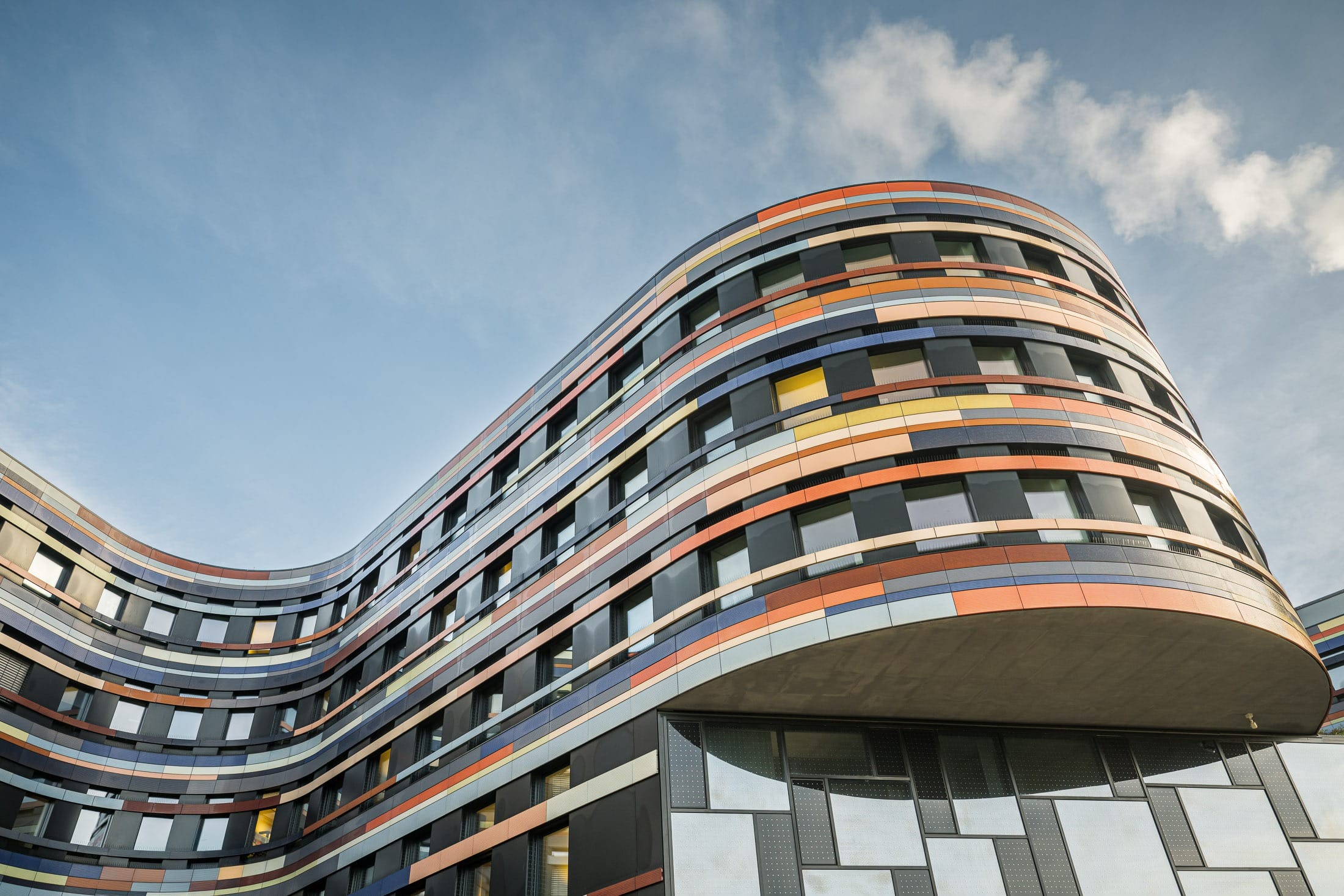 moderne Architekturform aus Glas und farbigen Blenden in Hamburg, Fotografie professioneller Architekturfotograf