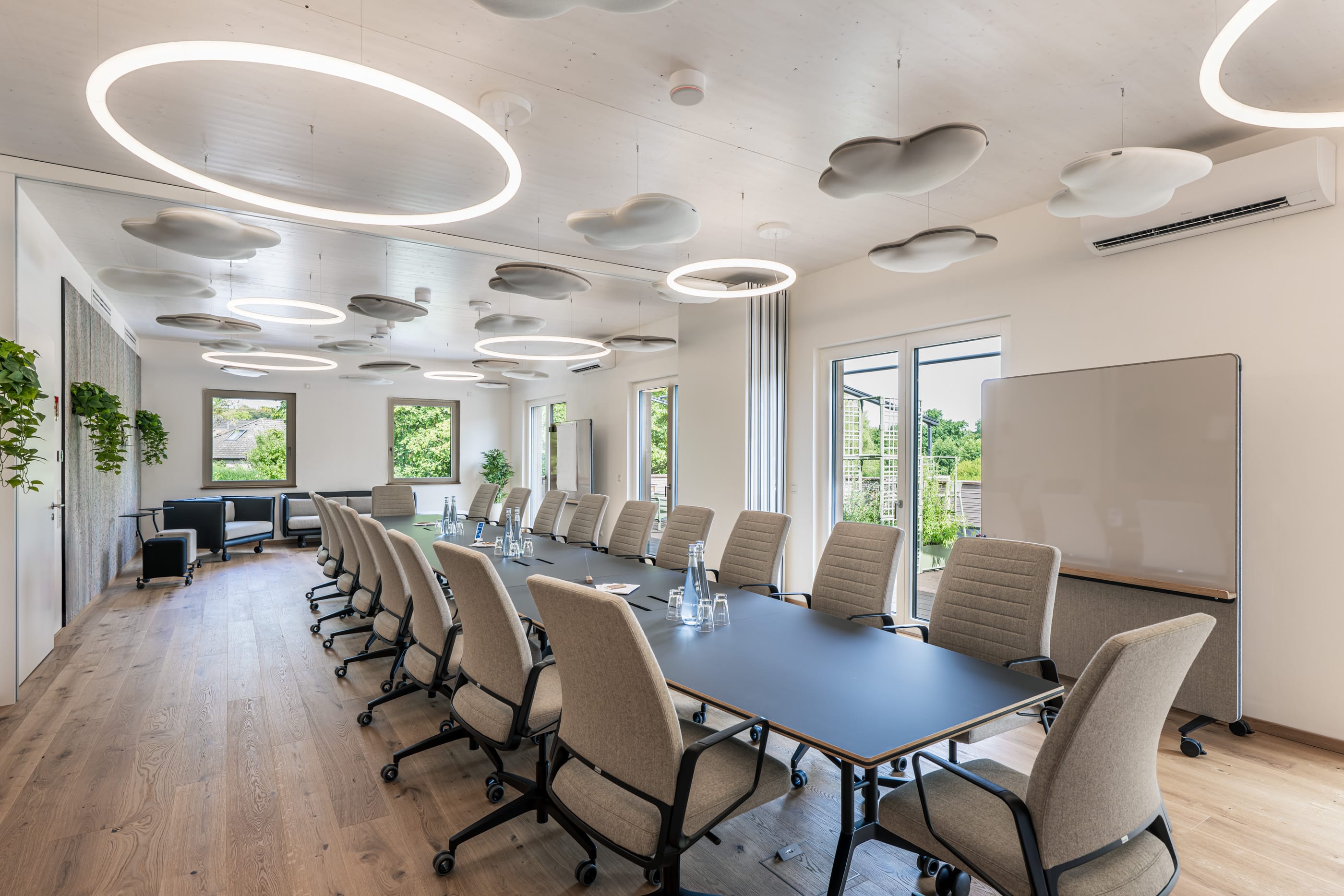 Moderner Konferenzraum der Firma Wolkenhof GmbH aus Uelzen. Gezeigt wird der Raum mit großem Konferenztisch und modernen Beleuchtungskonzept
