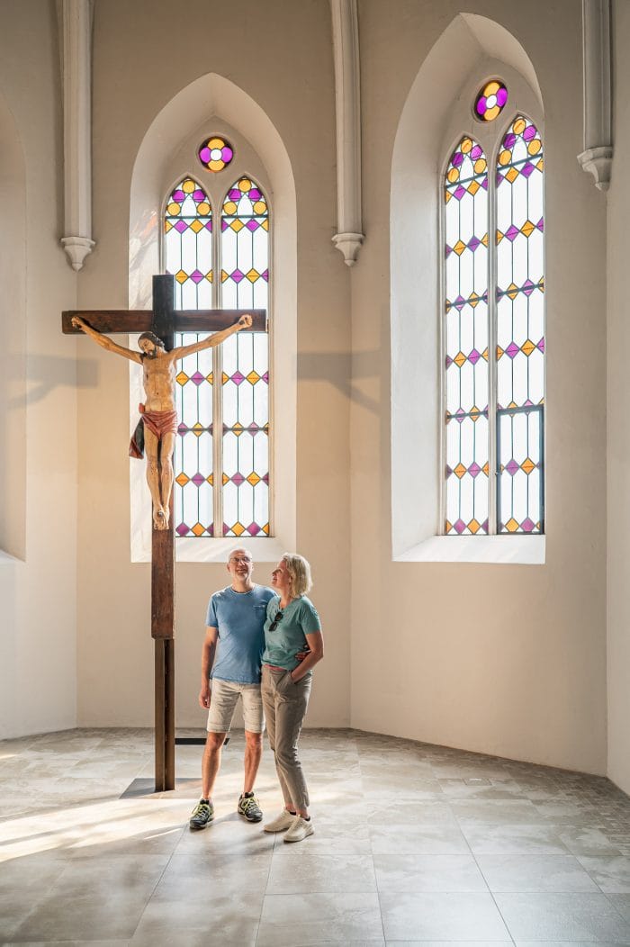 Klosterkirche Harsefeld ein Paar sieht sich die schöne Klosterkirche in Harsefeld von innen an. Foto aus dem Fotoprojekt Mönchsweg.