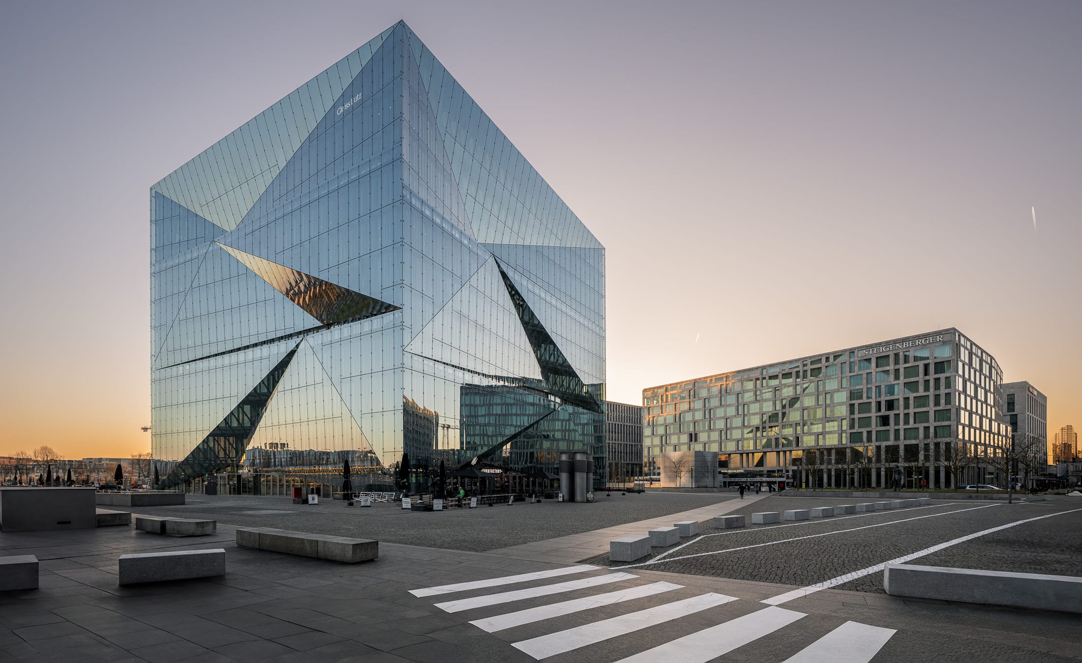 Das Cube Gebäude in Berlin, Nähe Hauptbahnhof, im Dämmerlicht fotografiert.