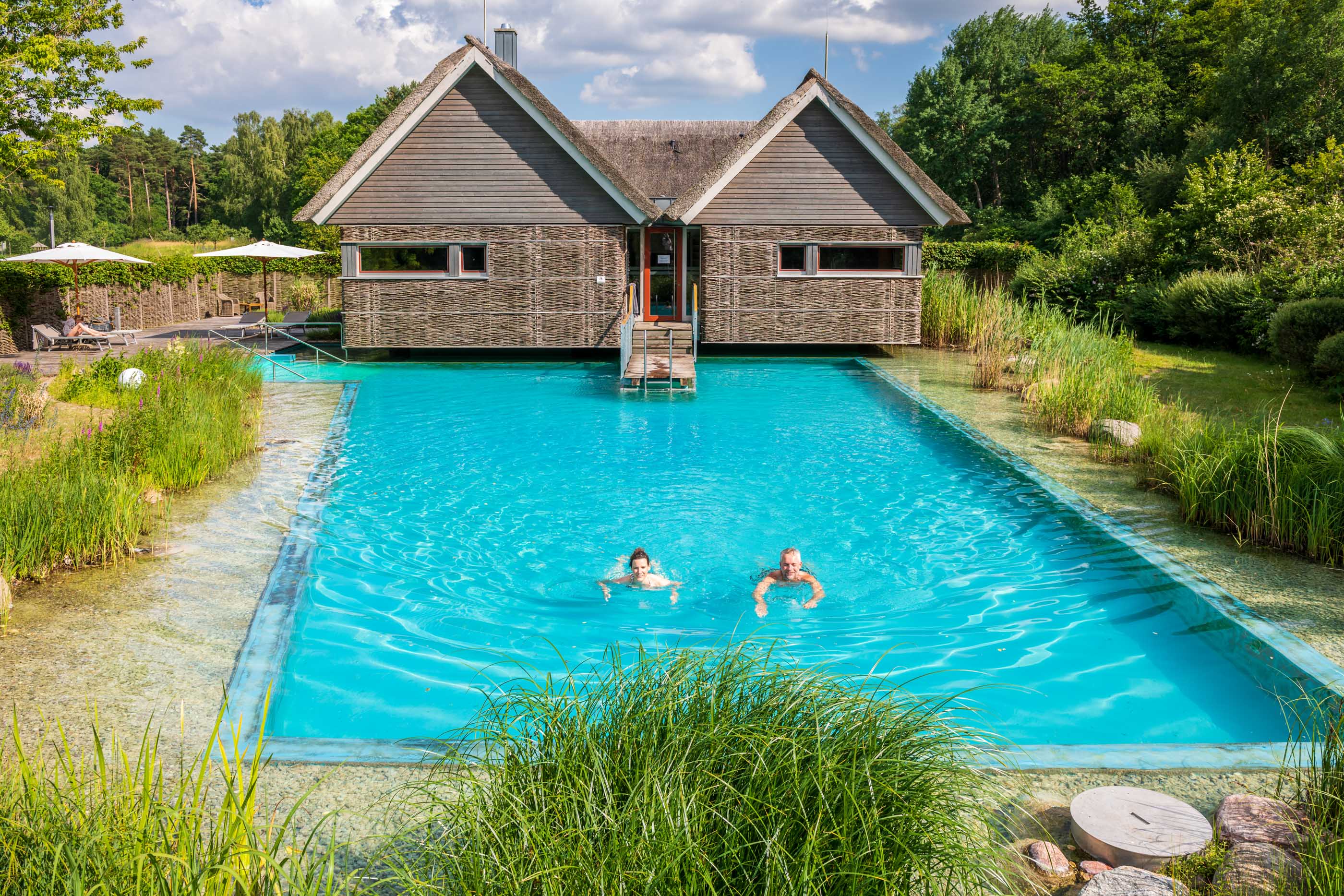 Hotelfotografie für nachhaltige Hotelkonzepte und Ideen. Naturschwimmbad des BEECH-Resorts am Plauer See