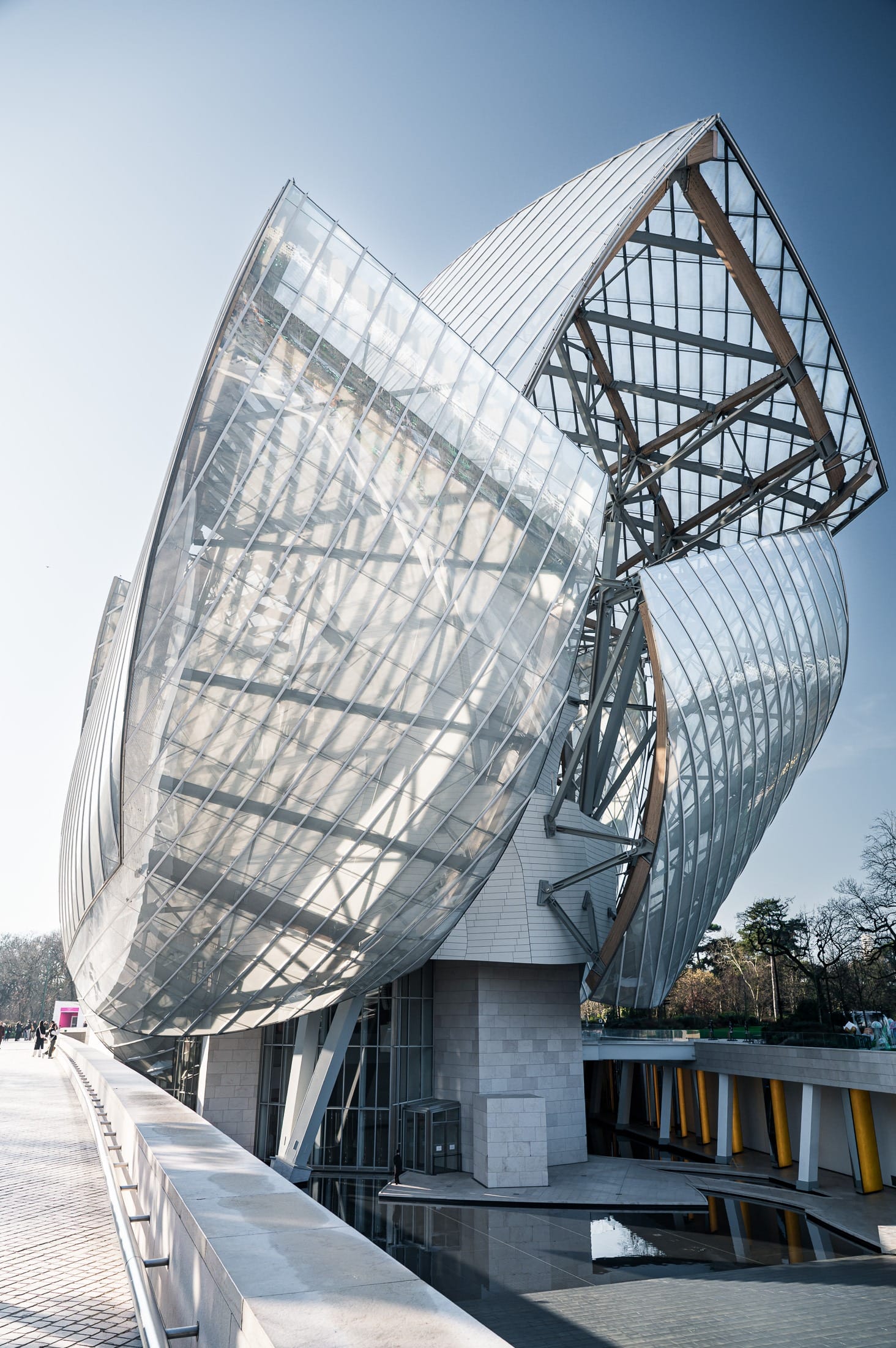 moderne Architektur der Foundation Louis Vuitton in Paris bestehend aus Glas, Holz, Beton und Stahl