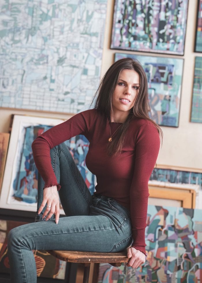 Porträt einer jungen Frau im Maler-Atelier