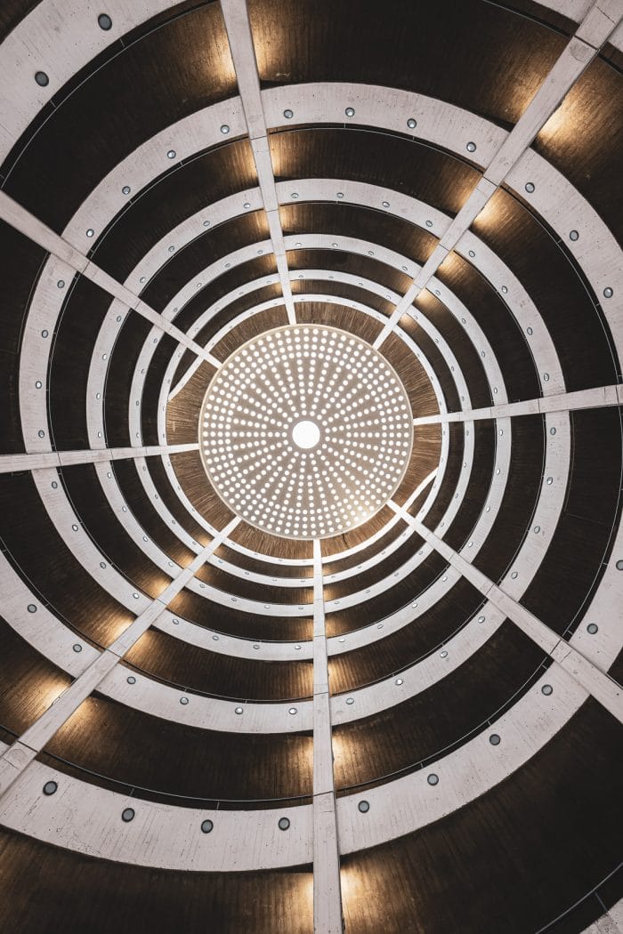 Architekturfoto von einer Auffahrrampe in einem Parkhaus