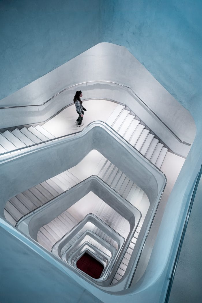 Frau im futuristischen Treppenhaus